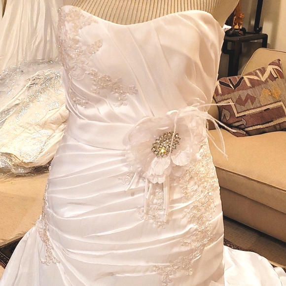 Gathered pleated sweetheart feather beaded Rhinestones lace applique bridal gown - Picture 3 of 12